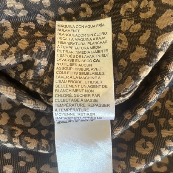 Chico’s Leopard Print No-Iron Blouse Size 2 (12) Coolmax All Season Top - Picture 10 of 13